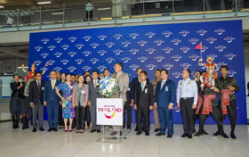 免签政策实施首日，泰国国家旅游局在境内四个国际机场隆重欢迎抵泰的中国和哈萨克斯坦游客